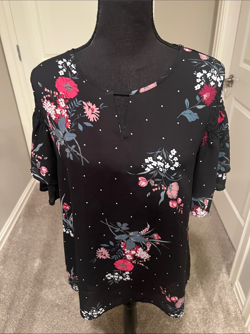 Black Floral Keyhole Short-Sleeve Blouse with Flutter Detail Size Medium